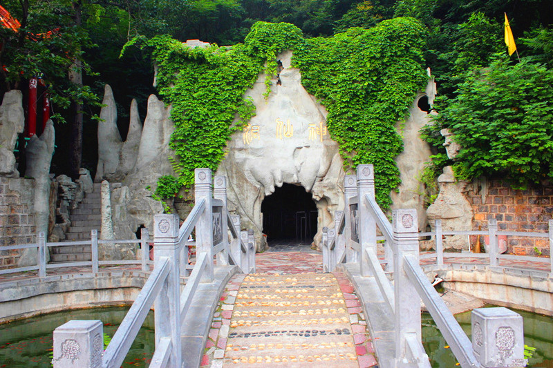 伏羲山神仙洞景区位于新密市尖山乡东北部,距省会郑州45公里,古称崆